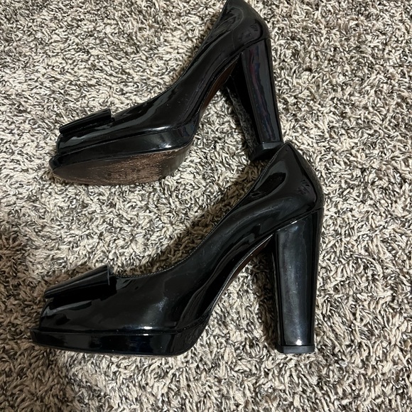 Stuart Weitzman black, open toed, patent leather high heels, with bow - Picture 4 of 5